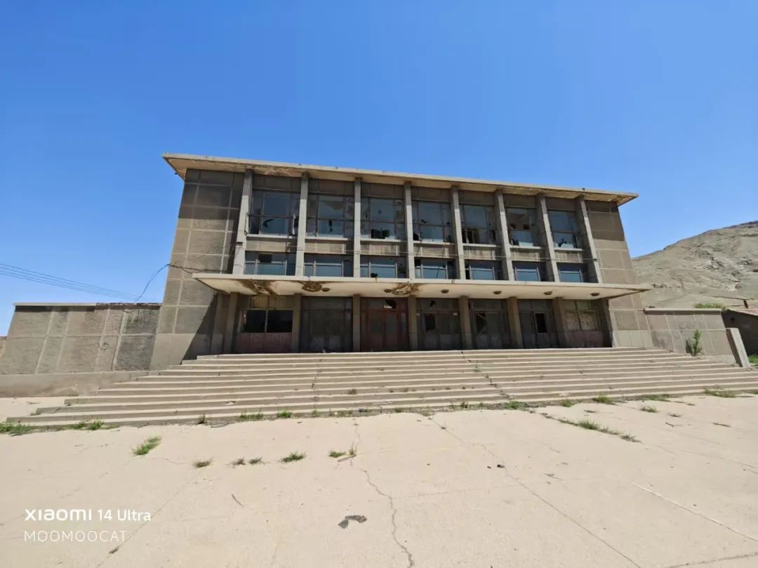 曾经热闹的厂区电影院，已废弃多年